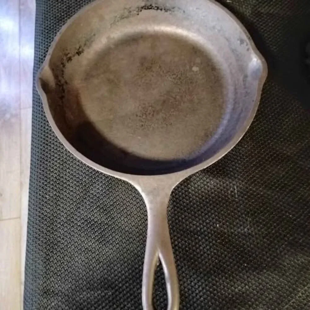 Lodge Cast iron skillet